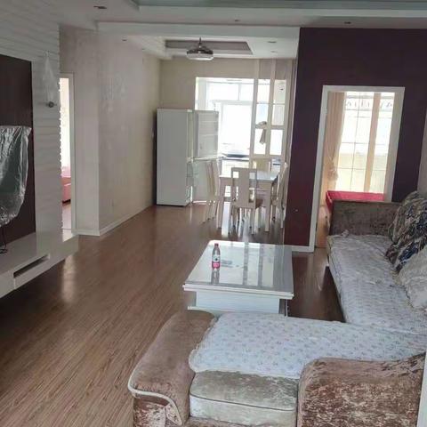 弘扬名居电梯4楼，套三双卫900/月两台空调