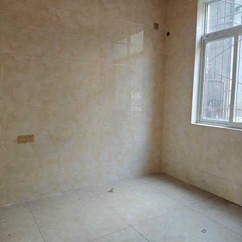 广场韵达旁门市出租，产权58平已踩楼，8000/年可谈