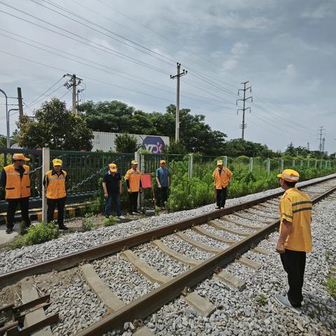 秦汉新城安委办对朝阳五路铁路道口进行安全工作检查并指导进行应急安全演练