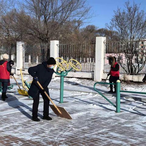 传承雷锋精神，义务扫雪除冰