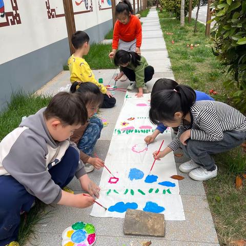 “世界那么大，用笔画一画”大五班户外百草园涂鸦