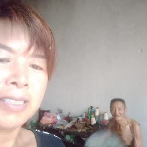 情系网格  雨中走访送关爱