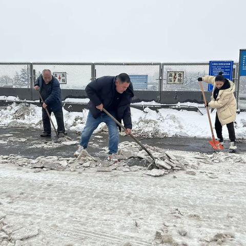 以雪为令 网格行动 为居民安全出行保驾护航一铁门社区街道网格员在行动