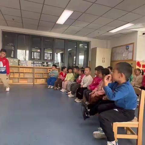 津南八幼枫情阳光园以大带小读书活动 —“手拉手，爱读书”