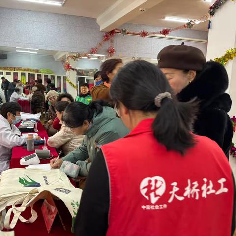 弘扬雷锋精神，共建和谐社区 ——天东街道社工站开展学雷锋公益集市