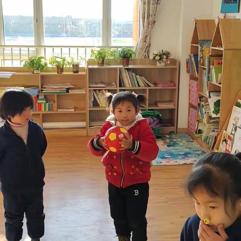 孩子们在练习足球