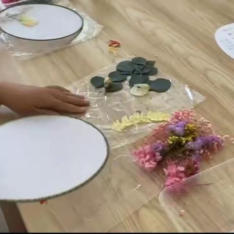 【陶瓷城社区第四网格单倩】巧手生花 至扇至美—陶瓷城社区干花团扇DIY 活动