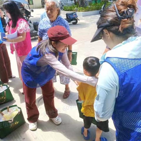 莺歌海镇开展关爱困境儿童、留守儿童慰问活动