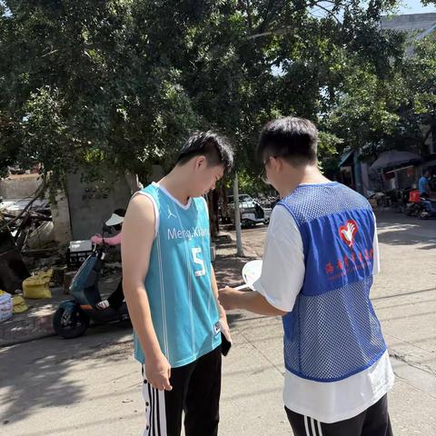 莺歌海镇开展抵制“套代购”走私行为志愿服务活动