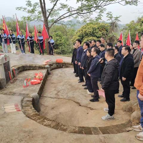 清明节祭拜周振武烈士墓