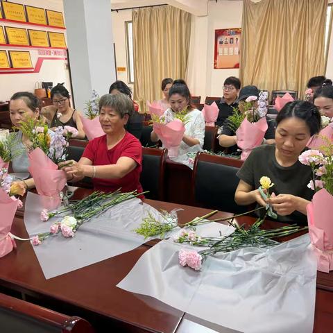 “花漾生活，幸福婚育”，唐宅社区开展温情插花活动
