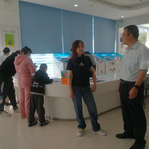 明月共赏，中秋佳节—行领导慰问狮城东街支行