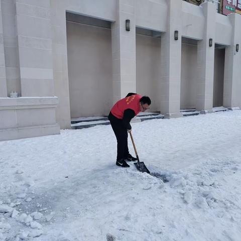 铲雪除冰迎开学  家校齐心暖校园 ——驻马店市第三小学“最美”家长志愿者铲雪除冰行动