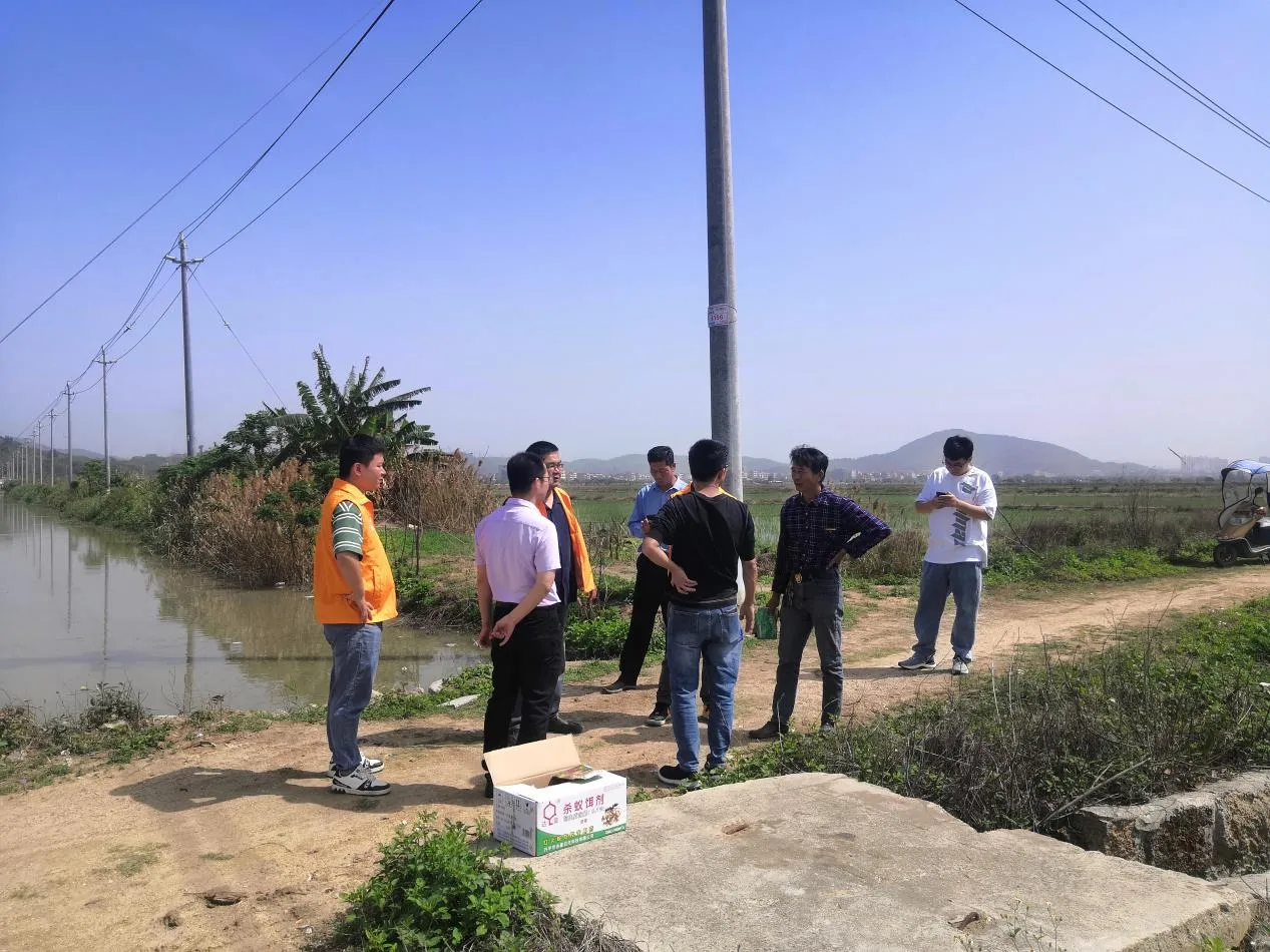 简篇-汕头市农产品质量安全中心、驻金浦街道帮镇扶村工作队及“百千万工程”农业科技特派员进村开展红火蚁防治指导工作