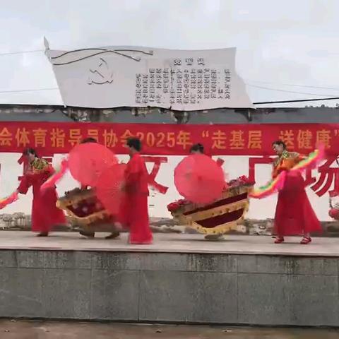 初冬渐凉走基层 温暖情意送健康