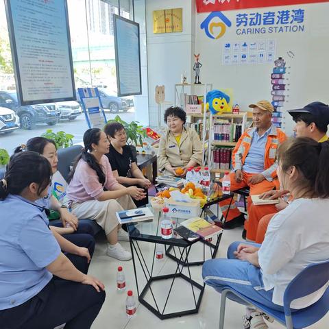 【区分行营业部天津路支行】鲜花献给劳动者，传递温暖与敬意的美丽篇章——天津路支行巾帼爱心劳动者港湾慰问活动