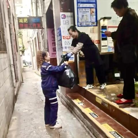 洛南县环卫队第四期 ‍“百日便民服务大比拼”活动记实 ‍从“按点收”到“上门帮”暖心服务进巷间