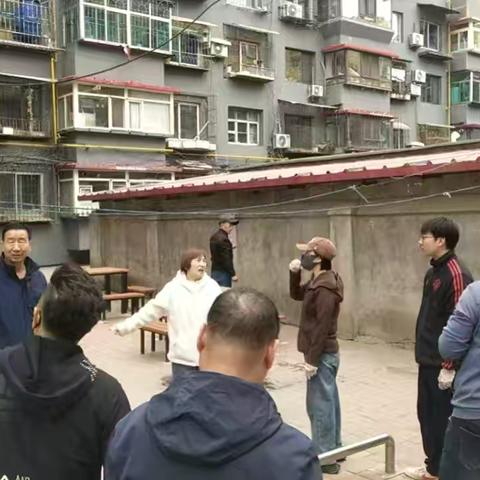 党员先锋在行动，清理楼道保安全