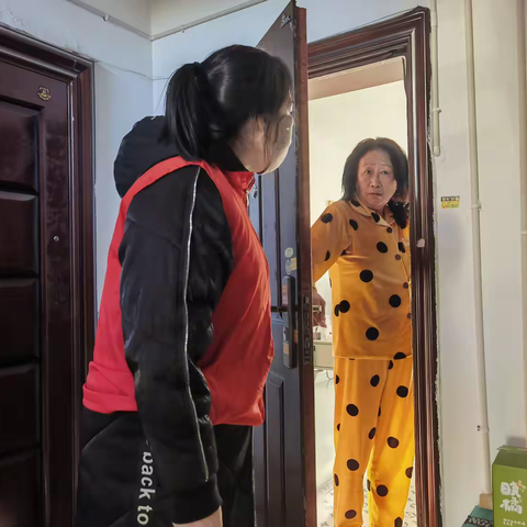 【六邻聚力 六治共融】楼道杂物大扫除 安全防线在加固--团结社区联合佳鑫物业对春华园小区开展楼道清理活动