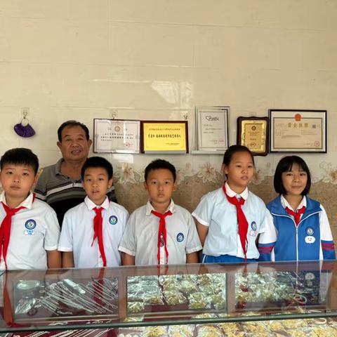 触摸非遗温度，传承匠心文化—芒市第一小学雏鹰梦想小队走进傣银肖岩冷技能大师工作室