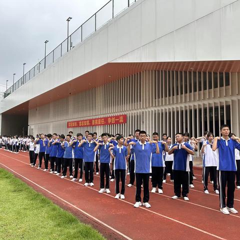 风雨中坚持，磨练中成长-记深圳市艺术高中高一学子军训第三天