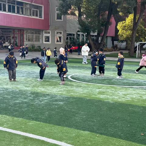 幼儿园里的“白色朋友”——“霜”的科学探索