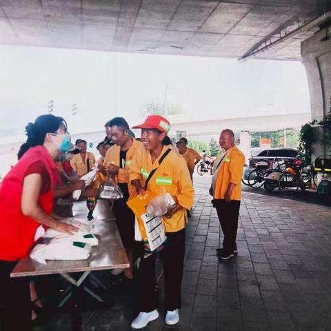夏日中原送暖情，环卫关怀笑意盈