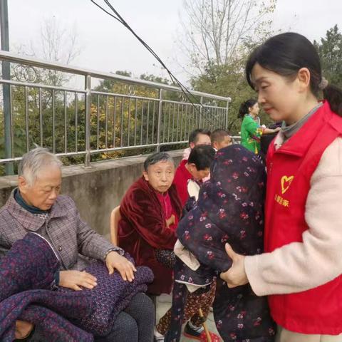 让爱回家暖夕阳 敬老院里献真情