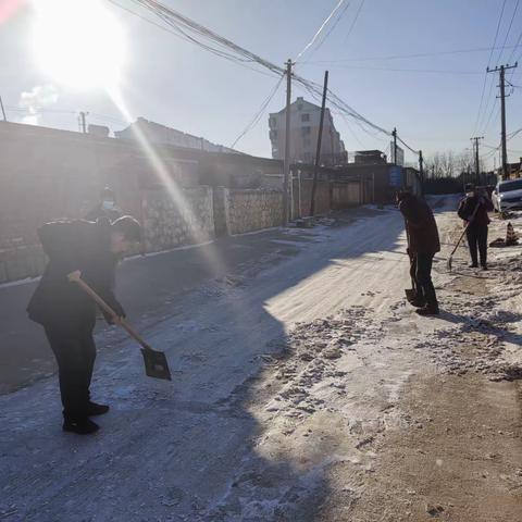 双争有我-2023年12月17日东付店村组织村干部清理道路积雪，方便村民安全出行活动。