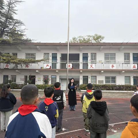 天空的答卷 青春的榜样——小李庄小学开展“中国人民解放军空军建军节”主题升旗仪式