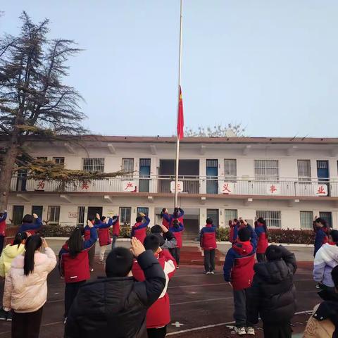 小李庄小学举行“聆听新年寄语 争做时代幼苗”主题升旗仪式