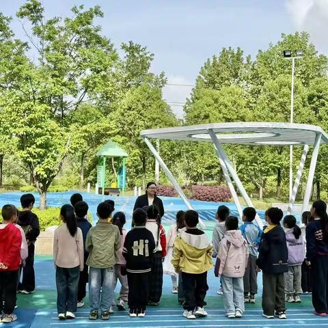 春日寻“形”记——小李庄小学一年级数学滨河公园实景课趣味绽放