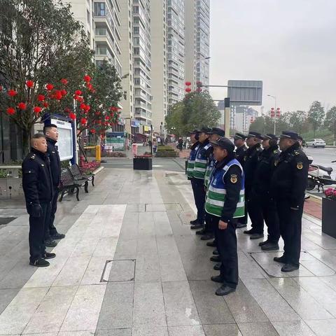 天回街道综合执法队组织队伍对聚沙路中南越府周边商铺进行集中整治