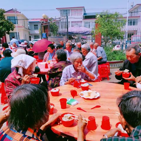 丰集镇童畈村开展“幸福饺子宴”志愿服务活动