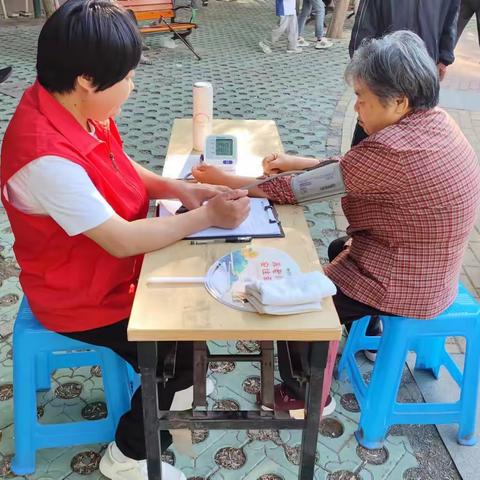 【卧龙社区日间照料中心】“义诊送健康 服务暖人心”