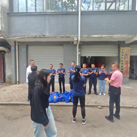 县总工会与税务总局为民安公益救援队送清凉