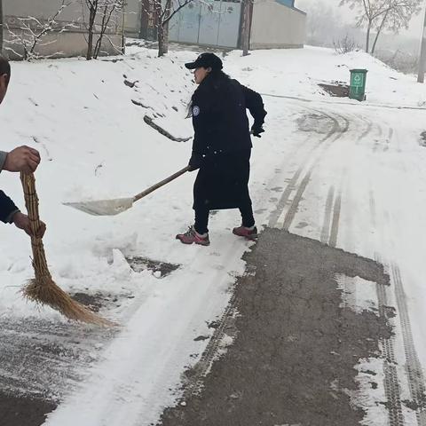 小望参村开展“扫雪暖人心 村民暖出行”扫雪行动