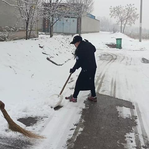 小望参村：扫雪行动，2月21日，风雪交加，气温骤降，厚厚的积雪让村民们的出行变