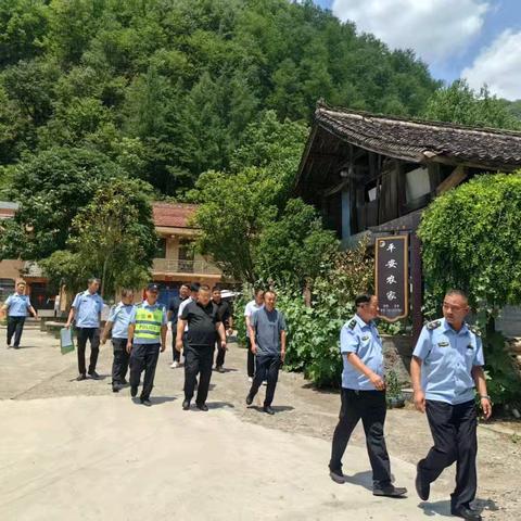 “联查联管”模式共同守护农村食品安全防线～～～周至县市场监管局开展联合执法检查筑牢食品安全防线