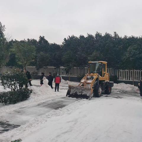 长江路街道华府社区红色物业人“迎战暴雪.人机结合”保障居民出行。