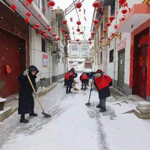 扫雪除冰保安全 志愿服务暖人心