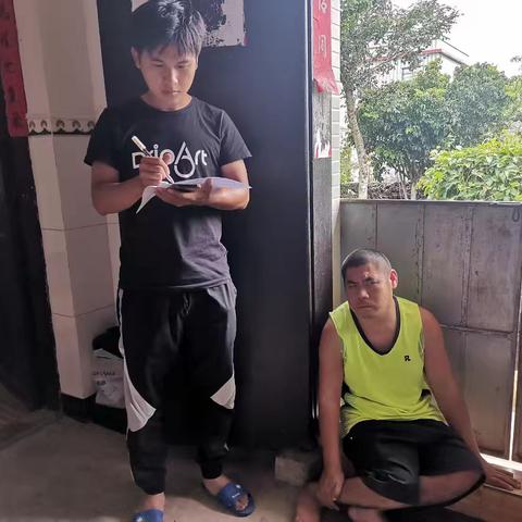 东山镇东苍村委会网格志愿服务队们走访智力残疾村民：用细腻温暖叩开“心门”