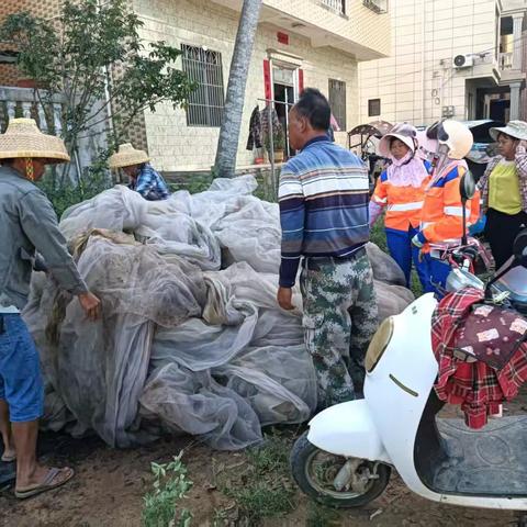 俯身拾文明，扫出一方净土 __网格志愿服务队让路边“净”起来