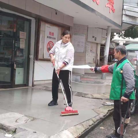 既动口又动手，岳阳楼街道办事处城管志愿者宣传垃圾分类见成效。