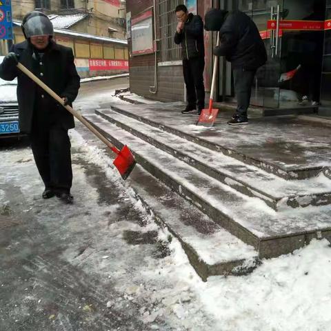 岳阳楼区城市管理志愿者铲雪除冰，确保市民平安