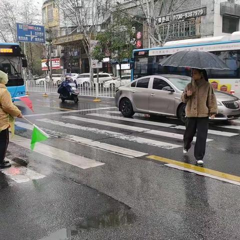 五一假期城市管理志愿者弃休执勤疏堵保畅通
