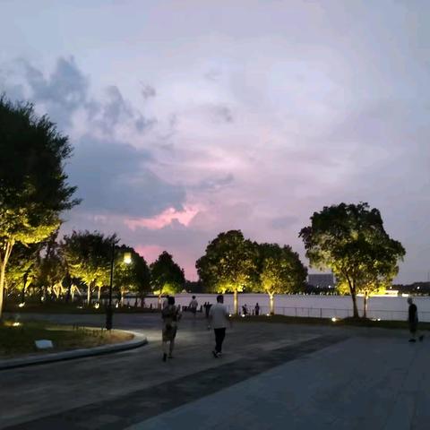 财商有道*爱心有价*成长留痕              一一一记雅小五(2)班红蜻蜓中队暑期商学之体验