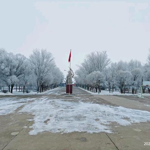 【家校共育】清扫积雪，暖心相守——105团头道湾学校