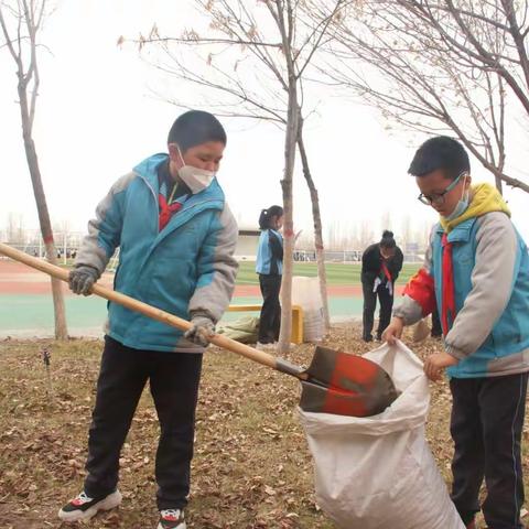 营造清洁环境  共建美丽校园——一八二团中学开展爱国卫生运动实践活动