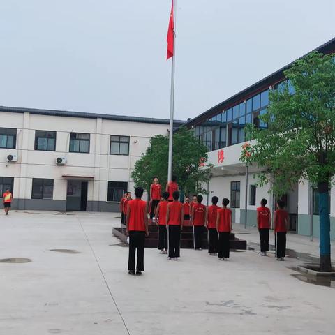 临颍县慧辉文武学校周一升旗仪式纪实